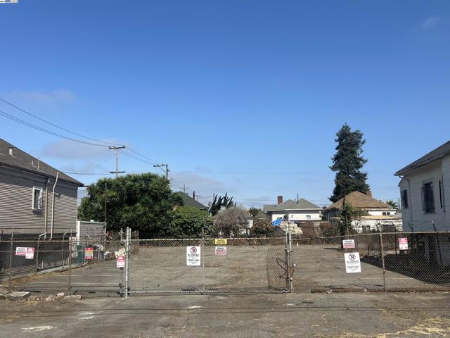 1205 41st Ave., Oakland CA: https://media.crmls.org/mediaz/b94845cb-c0c5-4c7f-8151-72d8702a21e9.jpg