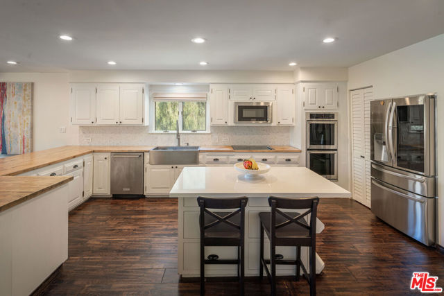 4713 Bedel Street, Woodland Hills CA: https://media.crmls.org/mediaz/b948efbf-4e3b-4c4d-a438-d67722ff3162.jpg