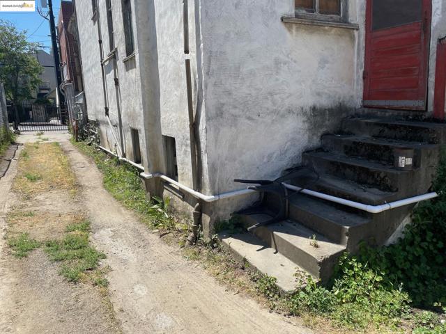 2509 Dwight Way, Berkeley CA: https://media.crmls.org/mediaz/b949e3cd-1064-40c6-81c4-5754858d9b3b.jpg