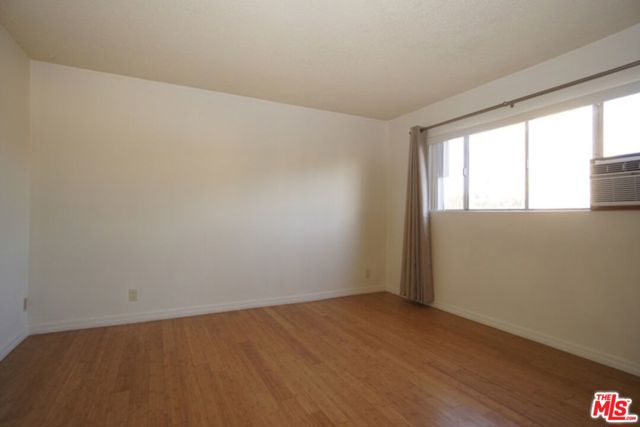 1033 6TH Street, Santa Monica CA: https://media.crmls.org/mediaz/b949e55b-a2ea-4aa7-b653-8a24227bf4a4.jpg