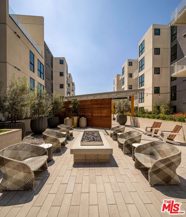 1101 N Main Street, Los Angeles CA: https://media.crmls.org/mediaz/b949f09a-ebcf-41fd-92dd-cd0dcfc84b71.jpg