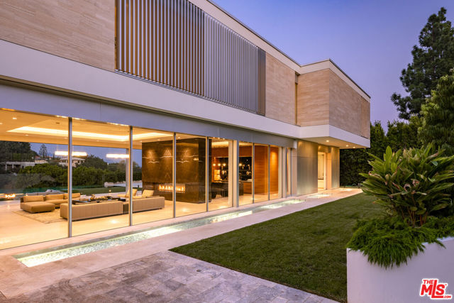 642 Perugia Way, Los Angeles CA: https://media.crmls.org/mediaz/b94a5047-bae2-4cf7-a69a-c764392e79a0.jpg