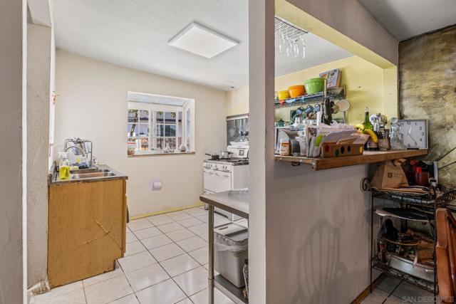 875 Boundary St, San Diego CA: https://media.crmls.org/mediaz/b94b5464-ca51-4f05-ac3e-344651cccc2f.jpg