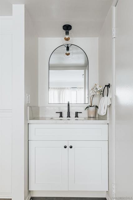 4652 Don Lorenzo Dr, Los Angeles CA: https://media.crmls.org/mediaz/b94d38b9-0f10-4192-8146-b931df64f867.jpg