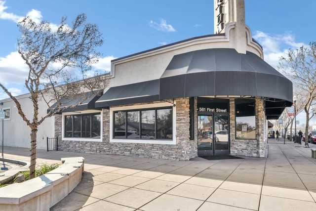 561 1St St, Brentwood CA: https://media.crmls.org/mediaz/b94d5d1a-d566-4c9a-bb72-610e4113168d.jpg