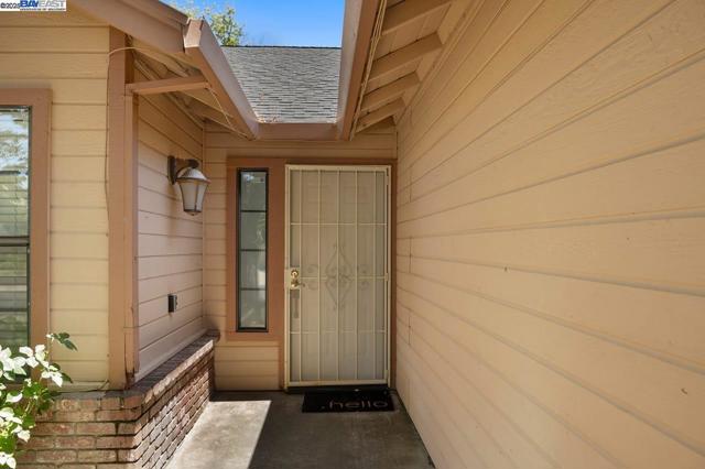 5917 Pine Vista Way, Elk Grove CA: https://media.crmls.org/mediaz/b94e34d1-1c98-4163-b10e-9019210ad826.jpg