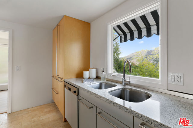 6240 Mulholland Highway, Los Angeles CA: https://media.crmls.org/mediaz/b94e957a-e76b-4799-ab4f-54f6cffee5b4.jpg