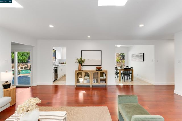 2424 San Miguel Dr, Walnut Creek CA: https://media.crmls.org/mediaz/b94f05c6-c5f3-4c11-a97c-3034df7d951f.jpg