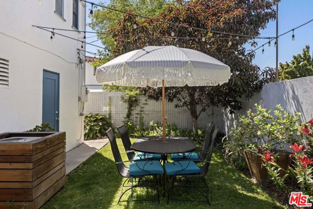 1569 S Orange Grove Avenue, Los Angeles CA: https://media.crmls.org/mediaz/b94f1842-e183-47eb-84ea-8b89a40d1528.jpg
