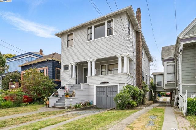 1572 Lincoln Ave, Alameda CA: https://media.crmls.org/mediaz/b94f2451-d865-48ce-91f2-c837527a4c3d.jpg