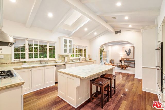 15550 Valley Vista Boulevard, Encino CA: https://media.crmls.org/mediaz/b94f561c-b11e-42c1-aa3d-747b1bb00bff.jpg