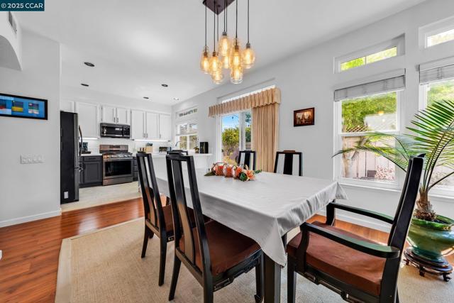 214 S Wildwood, Hercules CA: https://media.crmls.org/mediaz/b94f5c75-f651-45f8-9891-de2011199686.jpg