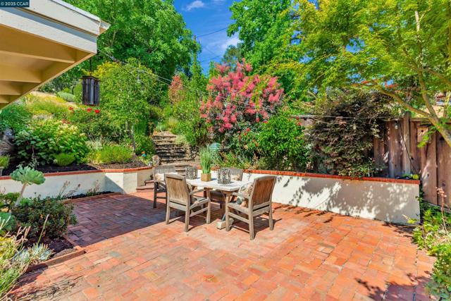 23 El Verano, Orinda CA: https://media.crmls.org/mediaz/b94f7f35-deb3-487c-9315-eda7b8d440df.jpg
