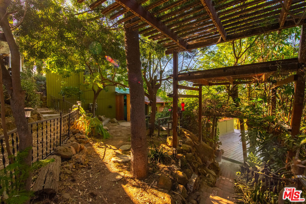https://media.crmls.org/mediaz/b9509aff-7270-4a34-8c02-ce8da1899928.jpg?preset=X-Large