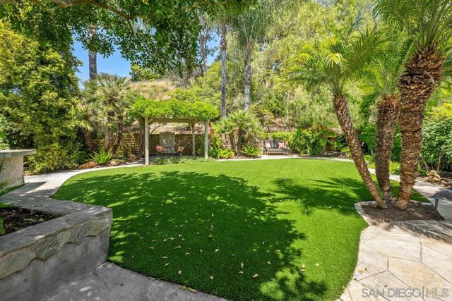 12516 Rougemont Pl, San Diego CA: https://media.crmls.org/mediaz/b950a4ce-c7dc-4bfb-9957-8b464192064d.jpg