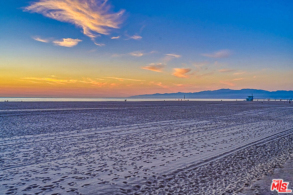 https://media.crmls.org/mediaz/b950ea7c-61c7-42e9-82e1-95863f30df72.jpg?preset=X-Large
