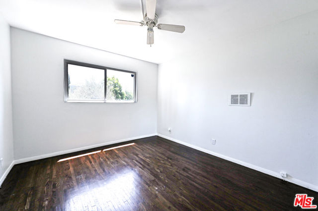 5533 W Jefferson Boulevard, Los Angeles CA: https://media.crmls.org/mediaz/b9515d37-4a9e-4d3e-a8f7-e757939e0f1e.jpg