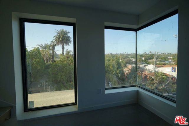Image 18 of 47 For 870 La Fayette Park Place