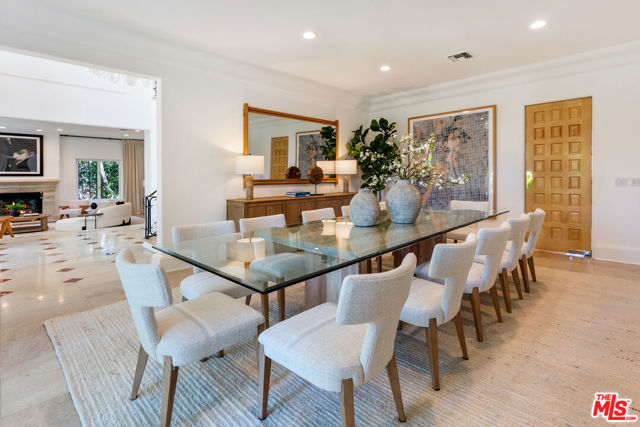 812 N Bedford Drive, Beverly Hills CA: https://media.crmls.org/mediaz/b9520277-5fc1-4948-851b-fdf22ce362b5.jpg