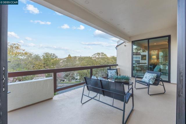 3535 Terra Granada Dr, Walnut Creek CA: https://media.crmls.org/mediaz/b9523530-7b50-4827-a6d5-36c380693340.jpg