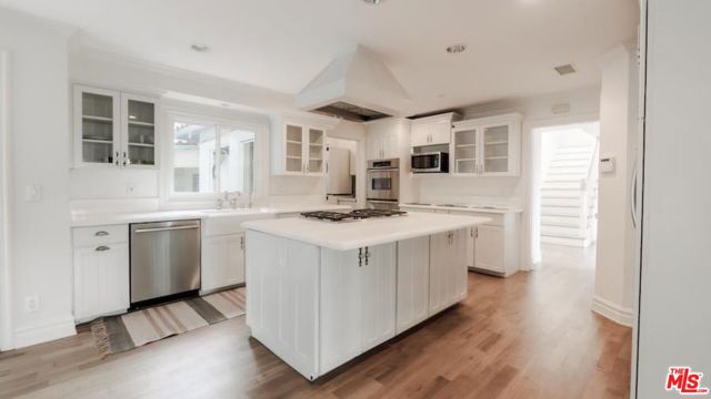 10900 Terryview Drive, Studio City CA: https://media.crmls.org/mediaz/b9535fe8-6f91-41f7-a40b-28085ac69f93.jpg
