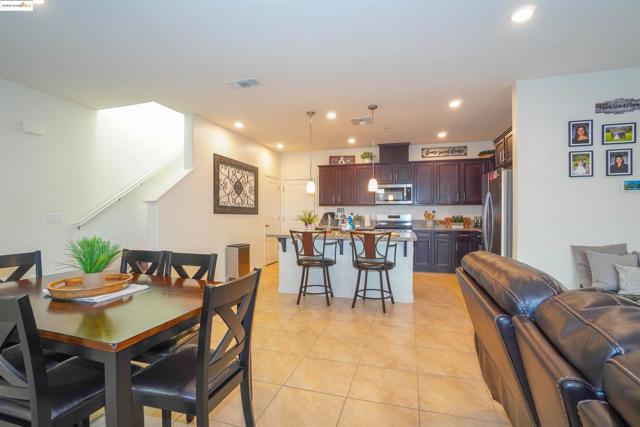 298 McClelland Way, Oakley CA: https://media.crmls.org/mediaz/b9537b1a-a8e1-4c73-bc37-1af5afe54c99.jpg