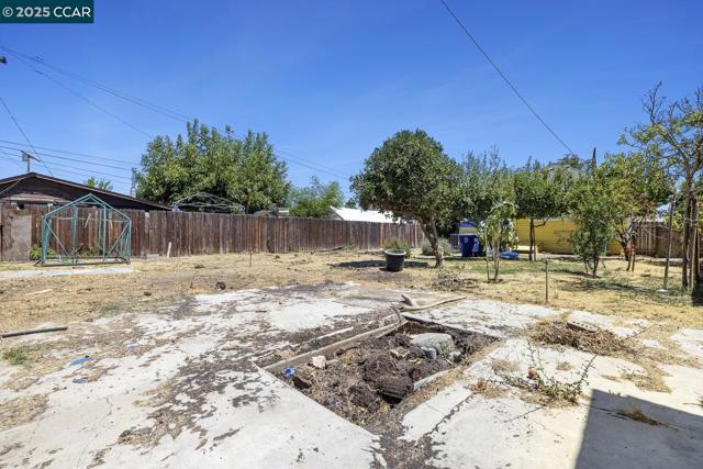 935 E Yosemite Ave, Madera CA: https://media.crmls.org/mediaz/b953836f-f3c1-4e99-b6a8-8b74b107d006.jpg