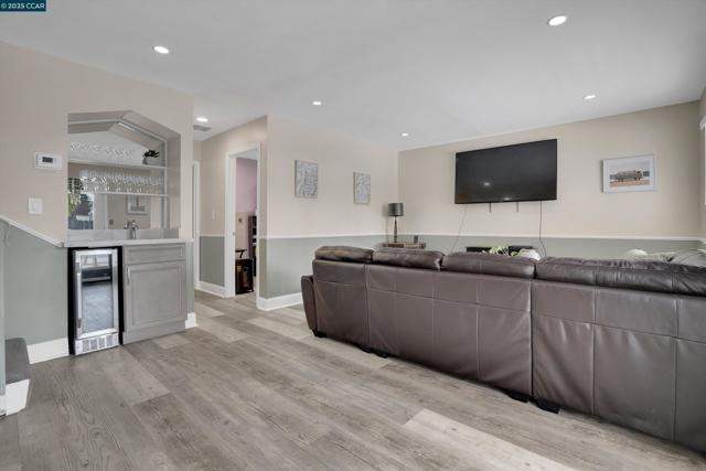 1274 Maywood Ln, Martinez CA: https://media.crmls.org/mediaz/b9548570-0a38-42af-b4cf-7eca4b022289.jpg