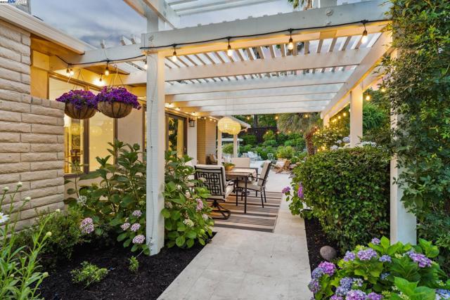 290 Bolla Ave, Alamo CA: https://media.crmls.org/mediaz/b954b1e0-dda4-480c-a57b-bbd2eaa2528d.jpg