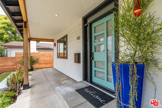 712 N Keystone Street, Burbank CA: https://media.crmls.org/mediaz/b954ddd3-da2c-4423-a676-d86ecc2d8573.jpg