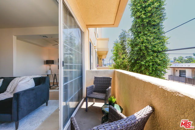 10824 Bloomfield Street, Toluca Lake CA: https://media.crmls.org/mediaz/b9551cda-f972-4a03-bfb2-b81ebd6b9587.jpg