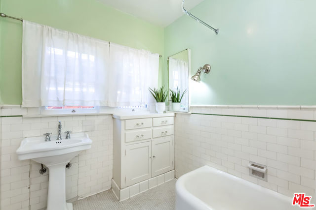 1709 Buckingham Road, Los Angeles CA: https://media.crmls.org/mediaz/b955ded3-dd31-4b40-85f8-c17aa94b3881.jpg