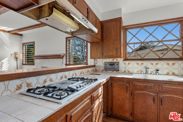 711 Pier Avenue, Santa Monica CA: https://media.crmls.org/mediaz/b9567744-65ab-4440-8861-01cf353e40b9.jpg