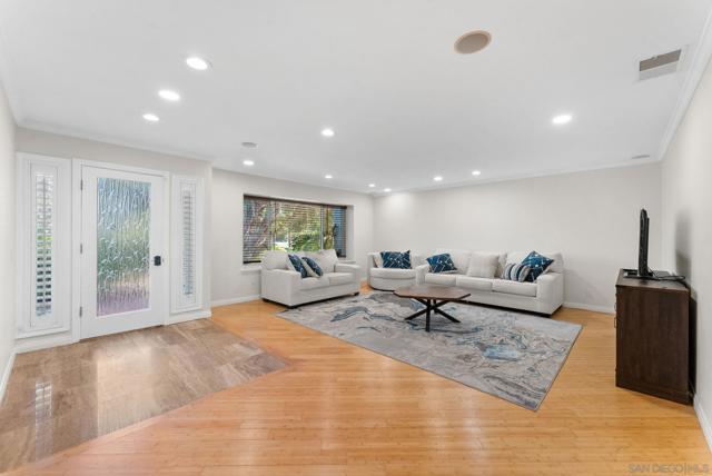 925 Moody Dr, Escondido CA: https://media.crmls.org/mediaz/b9572e21-b51b-4acc-984f-354de2795f35.jpg