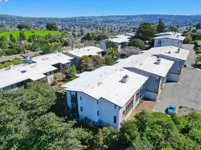 19100 Crest Ave, Castro Valley CA: https://media.crmls.org/mediaz/b95733aa-7c58-4338-9067-0088dd00197b.jpg