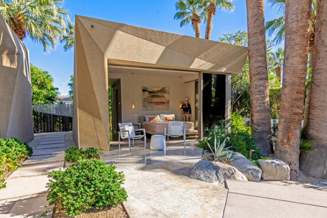 740 N Prescott Drive, Palm Springs CA: https://media.crmls.org/mediaz/b95766da-fa8e-47e5-b977-38471beb6297.jpg