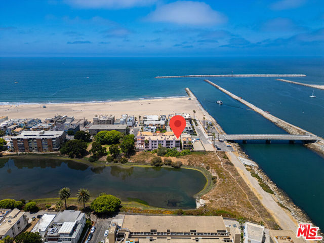 6220 Pacific Avenue, Playa del Rey CA: https://media.crmls.org/mediaz/b957ec97-8e81-4512-bc25-5d81dc133123.jpg