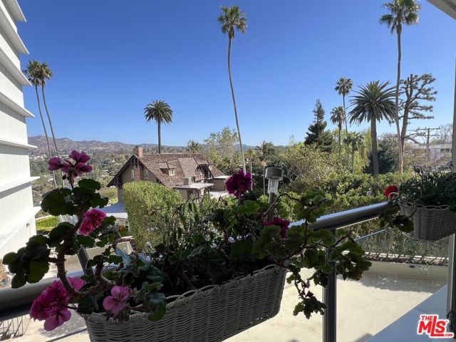 201 Ocean Avenue, Santa Monica CA: https://media.crmls.org/mediaz/b95803bd-8a77-433e-888e-f0930e0d9e11.jpg