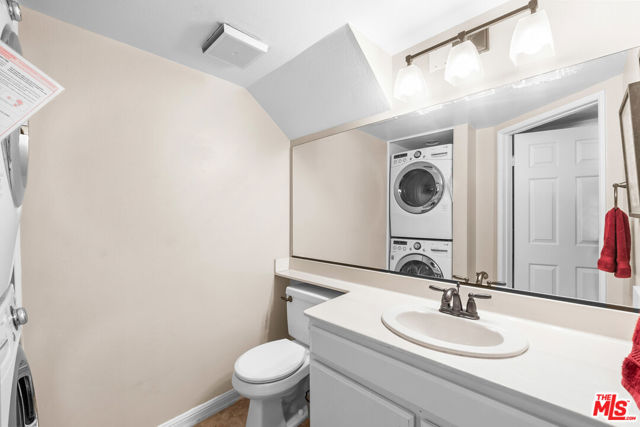 2405 34th Street, Santa Monica CA: https://media.crmls.org/mediaz/b9585bbe-5286-488a-a62c-7a567fb1fc41.jpg