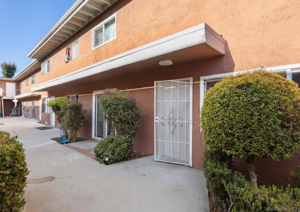 1060 E Washington Ave - photo 3