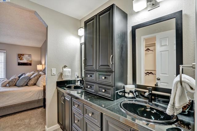 30 San Vicente Ct, Danville CA: https://media.crmls.org/mediaz/b95a7e56-eea9-4db9-b164-a3649474ff06.jpg