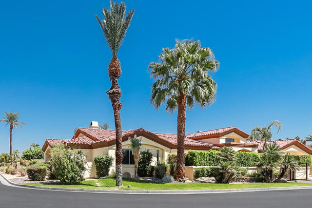 16 Villaggio Place, Rancho Mirage CA: https://media.crmls.org/mediaz/b95abb6f-d2ac-4db3-85c3-f59befcdb198.jpg