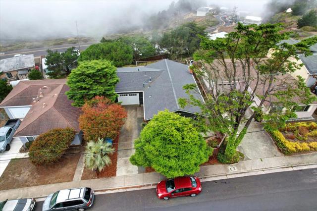 552 Heathcliff Drive, Pacifica CA: https://media.crmls.org/mediaz/b95b5ca3-9cee-4a34-94a9-30c74e039d88.jpg