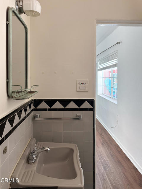 982 N Hoover Street, Silver Lake CA: https://media.crmls.org/mediaz/b95cb6e1-bf60-4764-97de-c509034907fd.jpg