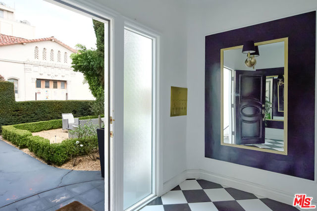 6110 N De Longpre Avenue, Los Angeles CA: https://media.crmls.org/mediaz/b95d7697-8404-4d95-867f-4173d2958116.jpg