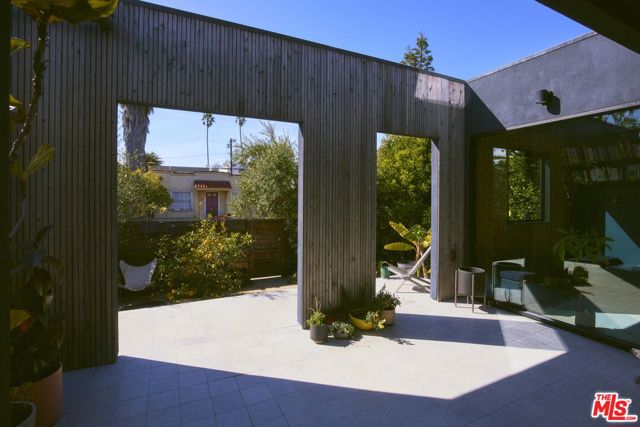 906 Superba Avenue, Venice CA: https://media.crmls.org/mediaz/b95dae3d-7f18-4a1d-98c5-25ec2c865624.jpg