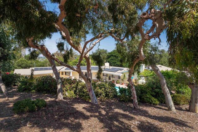 1131 Vale Terrace Dr, Vista CA: https://media.crmls.org/mediaz/b95de63d-d5d1-490a-865b-fa13411485ce.jpg