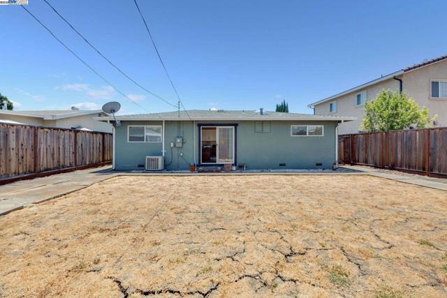 2515 Crystal Dr, Santa Clara CA: https://media.crmls.org/mediaz/b9604e97-7014-442c-ae4a-6cdad4d86452.jpg