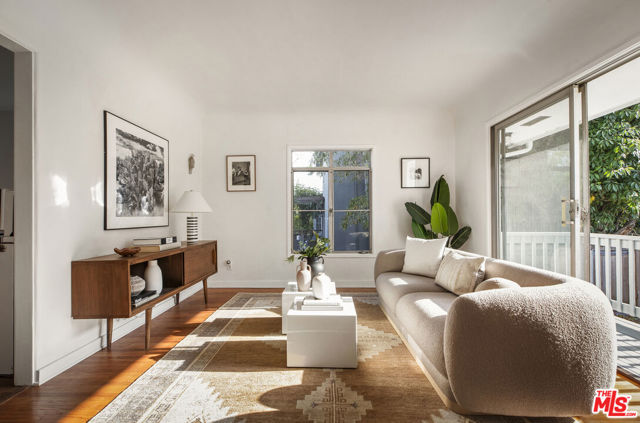 2316 Kenilworth Avenue, Los Angeles CA: https://media.crmls.org/mediaz/b960adfe-da20-4218-ab67-38ec75992d31.jpg