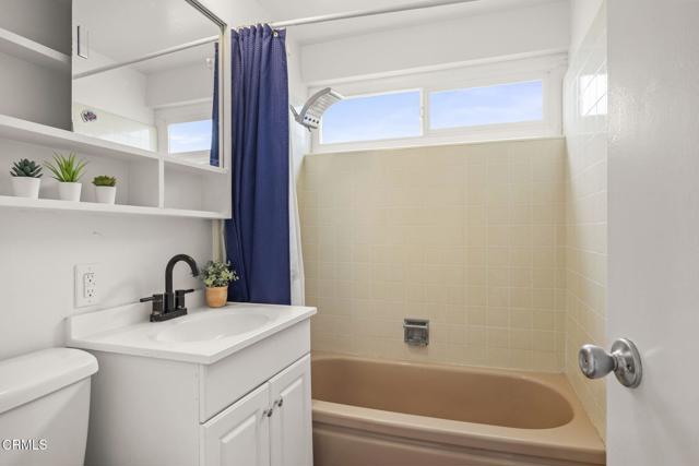 1218 Cornwall Lane, Ventura CA: https://media.crmls.org/mediaz/b961e937-381c-45e9-aac9-9dcfc09df409.jpg